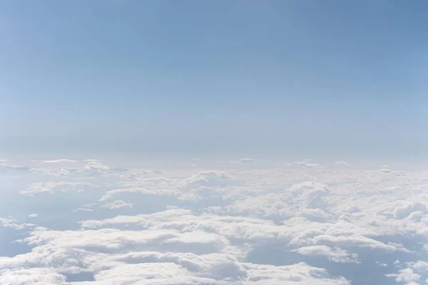 Nuvens brancas vistas do avião 2. Conceito de foto bonita de alta qualidade — Fotografia de Stock