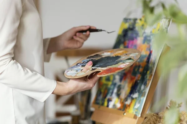 Young blonde woman painting with acrylics. High quality beautiful photo concept — Stock Photo, Image
