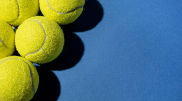 Top View tenisové míče s kopírovacím prostorem. Vysoce kvalitní krásný fotografický koncept — Stock fotografie