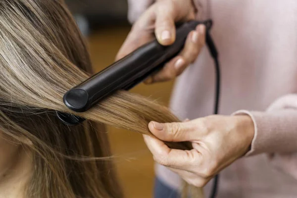 Mujer consiguiendo su pelo alisado a casa. concepto de foto hermosa de alta calidad — Foto de Stock
