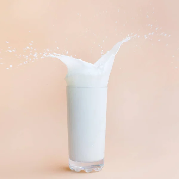 Echando leche por el vaso. concepto de foto hermosa de alta calidad — Foto de Stock