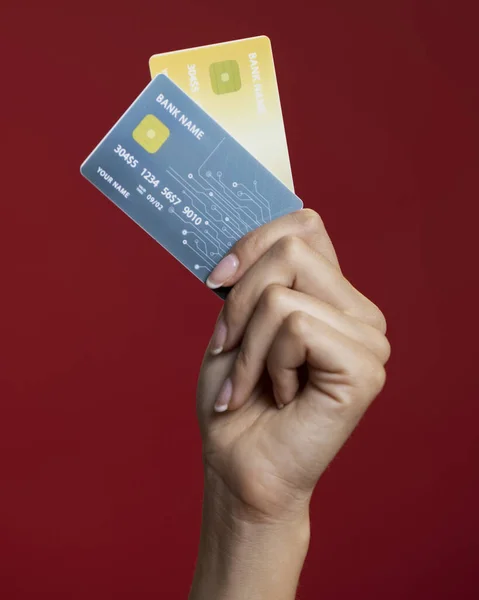 Frau hält ihre Kreditkarten in Großaufnahme. Hochwertiges schönes Foto-Konzept — Stockfoto