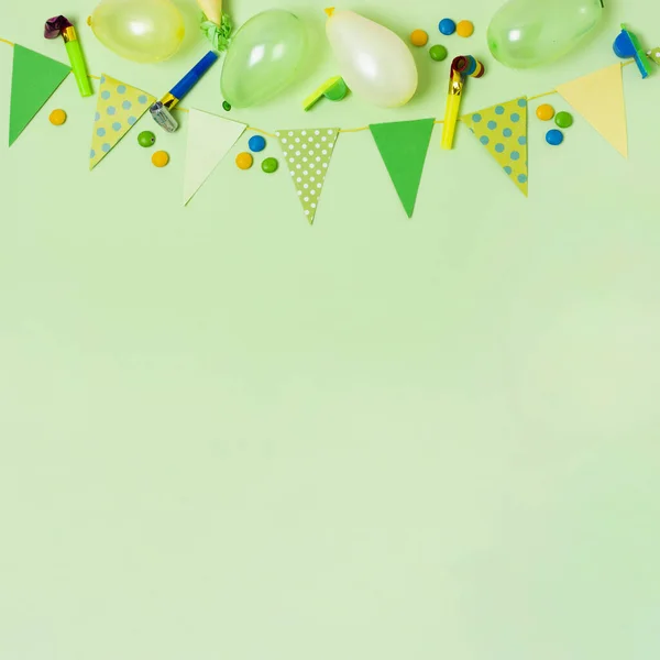 Vista superior cumpleaños decoración fondo verde con espacio de copia2. concepto de foto hermosa de alta calidad — Foto de Stock