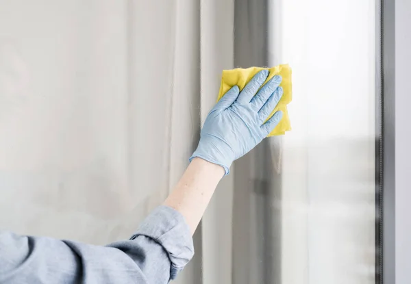 Mujer con guante de goma limpiando ventana. concepto de foto hermosa de alta calidad —  Fotos de Stock