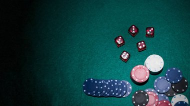 Kırmızı zarlar kumarhane fişleri yeşil poker masası. Yüksek kalite güzel fotoğraf konsepti