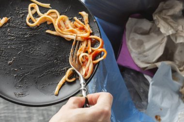 Kalan spagetti artıkları çöpe atılmış makarna. Yüksek kalite güzel fotoğraf konsepti
