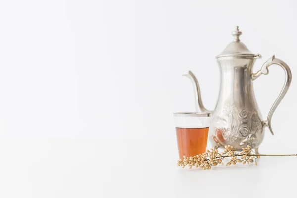 Glass tea with teapot branch. High quality beautiful photo concept — Stock Photo, Image