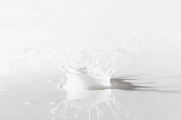 Geweldige melk splash close-up. Hoge kwaliteit mooi foto concept — Stockfoto
