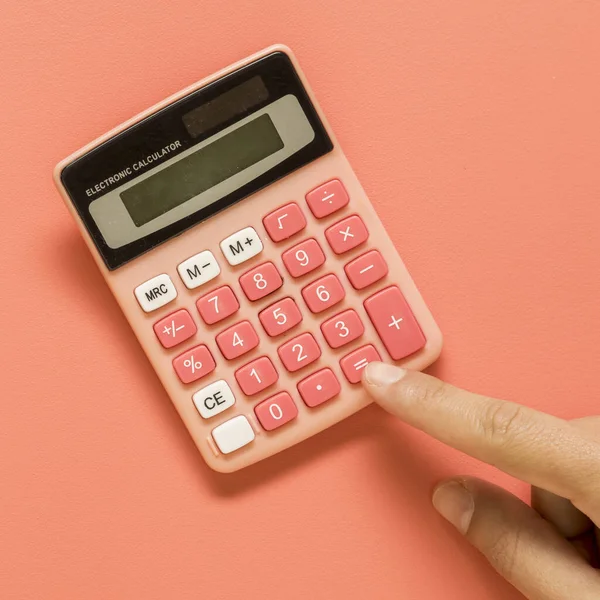 Mano con superficie de color rosa calculadora. concepto de foto hermosa de alta calidad —  Fotos de Stock
