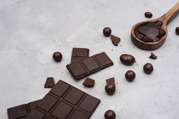 Barra de chocolate negro con caramelos. concepto de foto hermosa de alta calidad —  Fotos de Stock