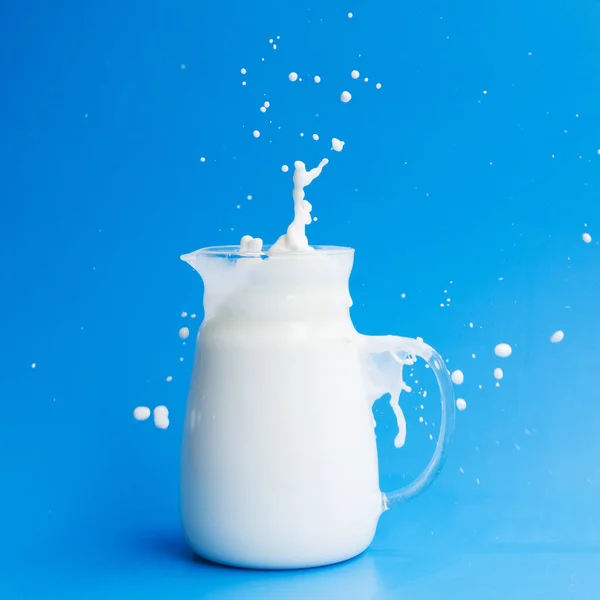 Полное молоко из стеклянной банки. Концепция красивой фотографии высокого качества — стоковое фото