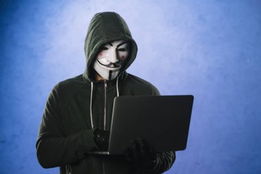 İsimsiz maskeli bir hacker. Yüksek kalite güzel fotoğraf konsepti