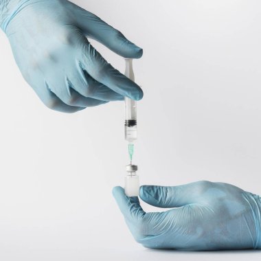 Doktor aşı şırıngası koyuyor. Yüksek kalite güzel fotoğraf konsepti