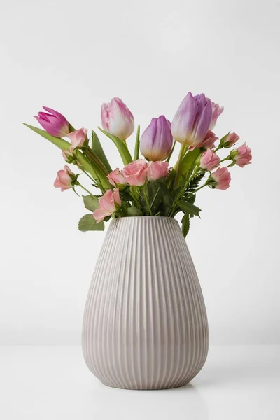 Vase avec des tulipes roses. Haute qualité beau concept photo — Photo