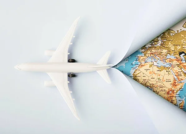 Photo Top view λευκό παιχνίδι αεροπλάνο και χάρτη. Υψηλής ποιότητας όμορφη ιδέα φωτογραφία — Φωτογραφία Αρχείου