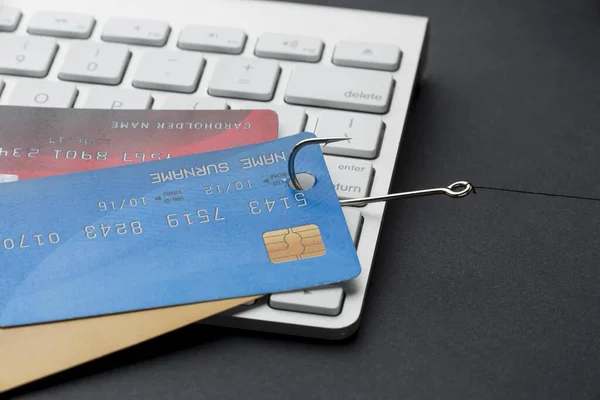 Hochwinkel-Tastatur mit Kreditkarten-Haken-Phishing. Hochwertiges schönes Foto-Konzept — Stockfoto