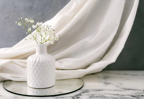 Jarrón de cerámica con mesa de flores. concepto de foto hermosa de alta calidad — Foto de Stock