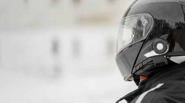 Primo piano motociclista con casco. Alta qualità bella concetto di foto — Foto Stock