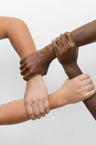 Mãos multirraciais se unindo. Conceito de foto bonita de alta qualidade — Fotografia de Stock