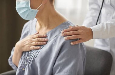 Yan görüş merkezi kadın doktor yaşlı hastayı kontrol ediyor. Yüksek kalite güzel fotoğraf konsepti