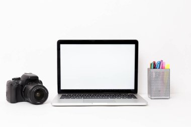 Modern laptop kamera beyaz arka plan. Yüksek kalite güzel fotoğraf konsepti