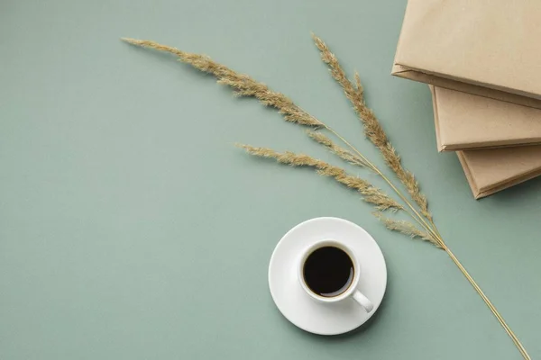 異なる本のカップコーヒーと創造的な組成物2.高品質の美しい写真のコンセプト — ストック写真