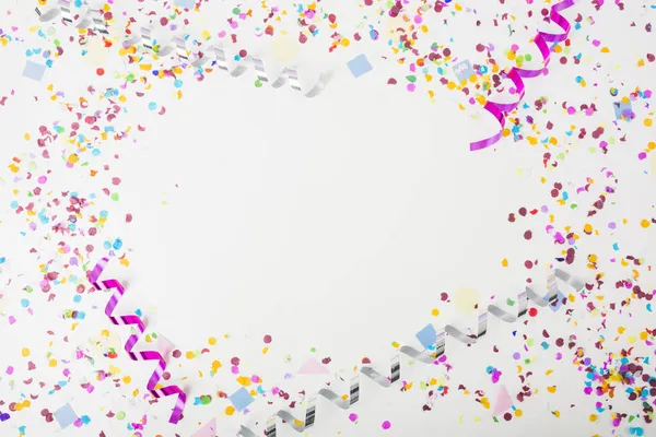 Confeti colorido rizado serpentinas fondo blanco con texto en el espacio. concepto de foto hermosa de alta calidad — Foto de Stock