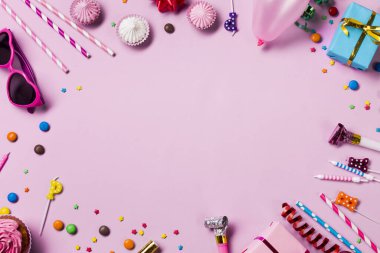 Boş dairesel çerçeve, doğum günü partisinde kullanılan pembe arka plandan yapılmış. Yüksek kalite güzel fotoğraf konsepti