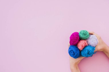 Renkli pembe arka plan 2 'nin el ele tutuşması. Yüksek kalite güzel fotoğraf konsepti