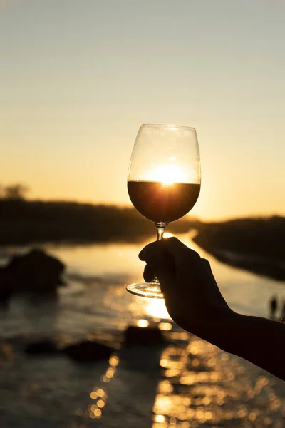 Скляне вино з сонцем, що сяє назад. Високоякісна красива фотоконцепція — стокове фото