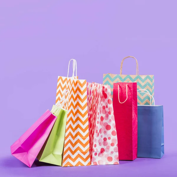 Coloridas bolsas de compras vacías fondo púrpura. concepto de foto hermosa de alta calidad —  Fotos de Stock