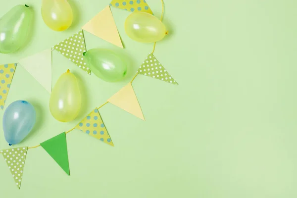 Decoración de cumpleaños fondo verde con espacio de copia. concepto de foto hermosa de alta calidad — Foto de Stock