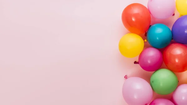 Aufgeblasene bunte Luftballons rosa Hintergrund mit Raum Schrift Text. Hochwertiges schönes Foto-Konzept — Stockfoto