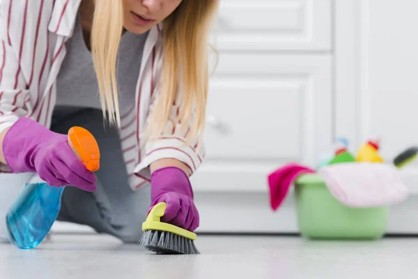 Крупним планом жінка розбризкує чисту підлогу. Високоякісна красива фотоконцепція — стокове фото