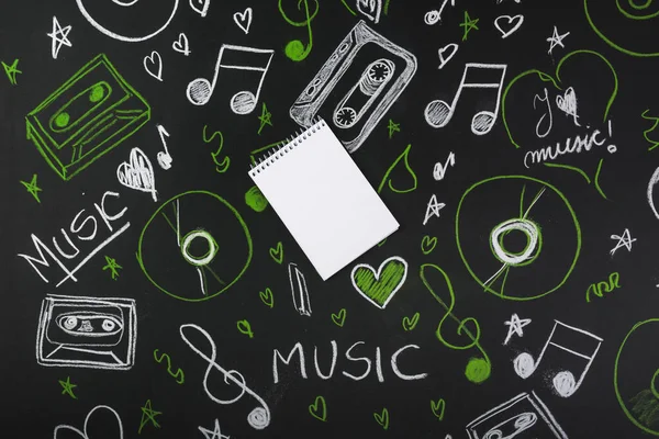 Placa preta em branco espiral com notas musicais desenhadas fitas cassete discos compactos. Conceito de foto bonita de alta qualidade — Fotografia de Stock