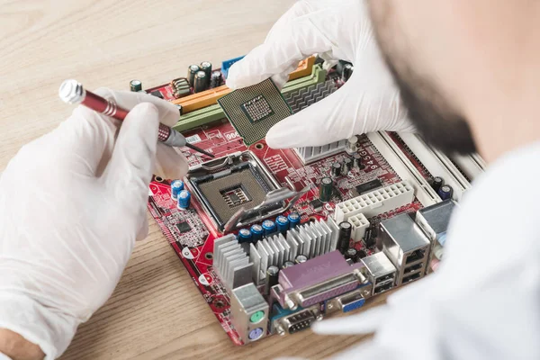 Male technician inserting chip computer motherboard wooden desk. High quality beautiful photo concept — Stock Photo, Image