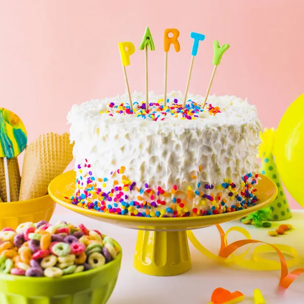 Cerrar delicioso pastel de fiesta con bowl froot loop 2. concepto de foto hermosa de alta calidad — Foto de Stock