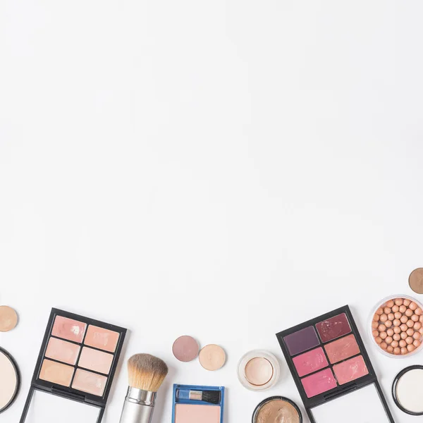 Hoge hoek uitzicht make-up kits onderste witte achtergrond. Hoge kwaliteit mooi foto concept — Stockfoto