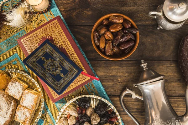 Арабські десерти біля книг. Високоякісна красива фотоконцепція — стокове фото