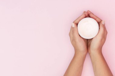 Elinde fotokopi alanı olan yüz kremi kutusu olan bir kadın. Yüksek kalite fotoğraf