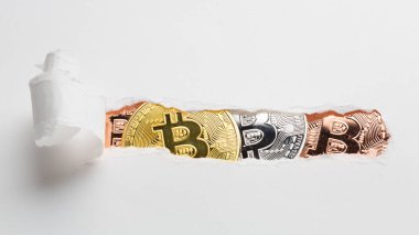 Bitcoin 'i gösteren yırtık kağıt. Yüksek kalite fotoğraf
