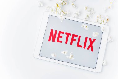 Netflix logosunun yanına patlamış mısır dökülmüş. Yüksek kalite fotoğraf