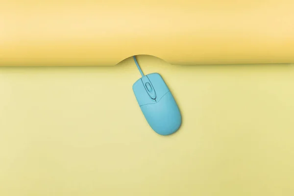 Widok z góry niebieski komputer myszy z żółtym tle. Wysokiej jakości zdjęcie — Zdjęcie stockowe