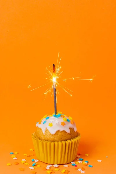 Dolce cupcake con candela. Foto di alta qualità — Foto Stock