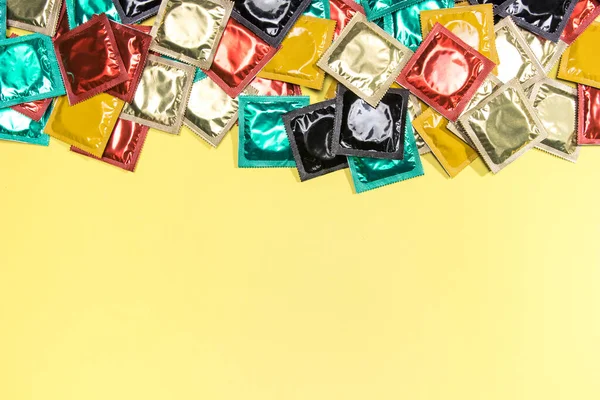 Top view ram med kondomer kopiera utrymme. Högkvalitativt foto — Stockfoto