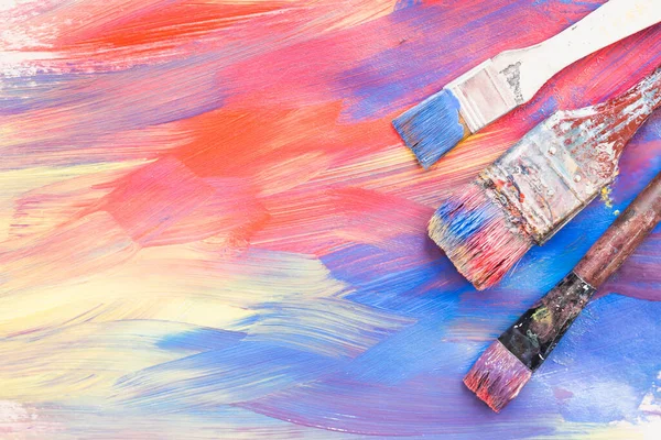 Vista superior pincél colorido pincél pincéis de tinta suja. Foto de alta qualidade — Fotografia de Stock