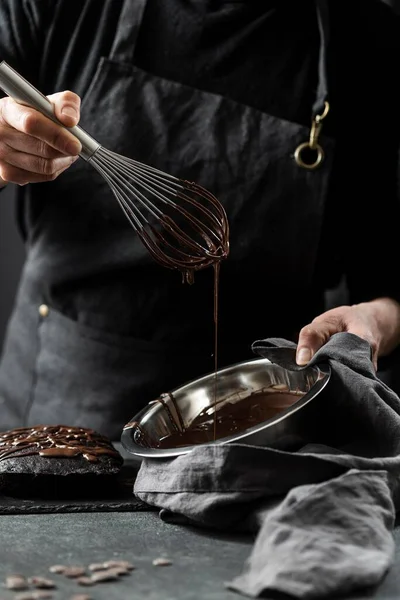 Pasta şefi çikolatalı pasta hazırlıyor. Yüksek kalite fotoğraf — Stok fotoğraf