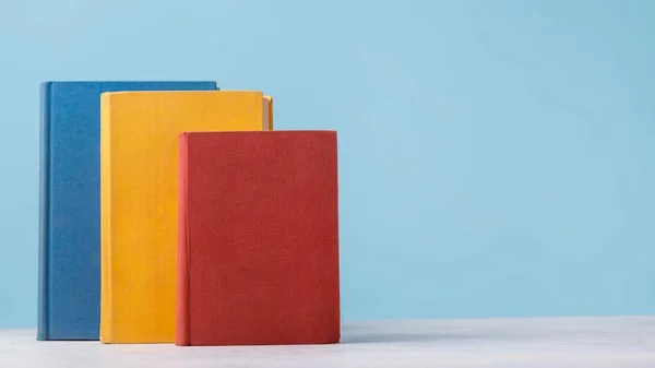Вид спереди три цветные книги с копировальным пространством. Высокое качество фото — стоковое фото
