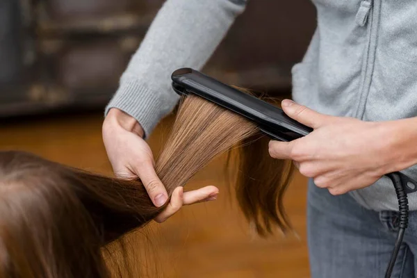 A la niña alisándose el pelo. Foto de alta calidad — Foto de Stock