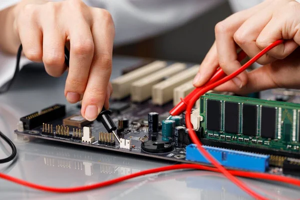 Técnico feminino reparando placa-mãe do computador. Foto de alta qualidade — Fotografia de Stock